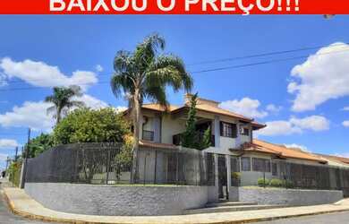 Imagem: A casa possui 4 Dormitórios, 3 Banheiros, 2 Vagas na garagem