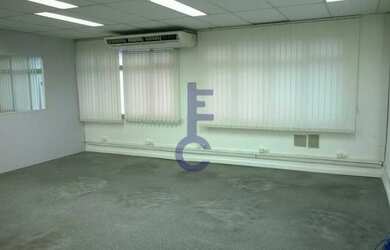 Imagem: O depósito possui 4 Vagas na garagem, 700m² de Área e está