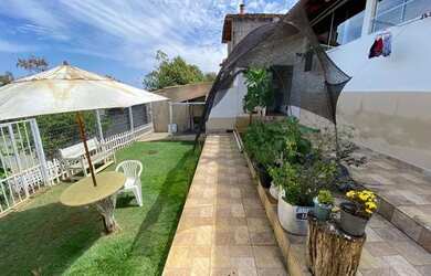 Imagem: A casa possui 3 Dormitórios, 2 Banheiros, 2 Vagas na garagem