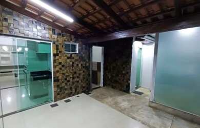 Imagem: A casa possui 3 Dormitórios, 1 Banheiro, 2 Vagas na garagem