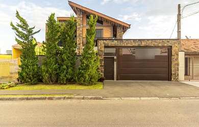 Imagem: A casa possui 3 Dormitórios, 3 Banheiros, 5 Vagas na garagem