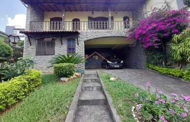 Imagem: A casa possui 5 Dormitórios, 2 Banheiros, 3 Vagas na garagem