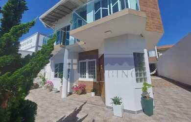 Imagem: A casa possui 4 Dormitórios, 1 Banheiro, 5 Vagas na garagem