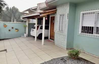 Imagem: A casa possui 3 Dormitórios, 2 Banheiros, 1 Vaga na garagem