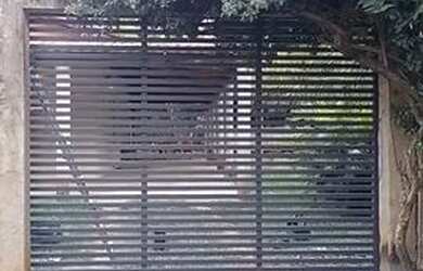 Imagem: A casa possui 2 Dormitórios, 1 Banheiro, 2 Vagas na garagem