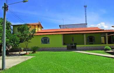 Imagem: A casa possui 4 Dormitórios, 1 Banheiro, 4 Vagas na garagem