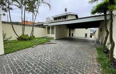 Imagem: A casa possui 3 Dormitórios, 4 Banheiros e 300m² de Área