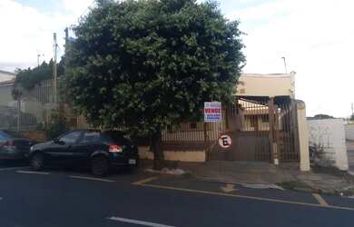 Imagem: A casa possui 3 Dormitórios, 2 Banheiros, 3 Vagas na garagem