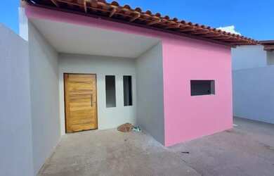 Imagem: A casa possui 3 Dormitórios, 2 Banheiros, 2 Vagas na garagem