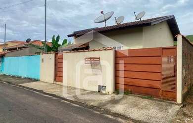 Imagem: A casa possui 2 Dormitórios, 1 Banheiro, 1 Vaga na garagem
