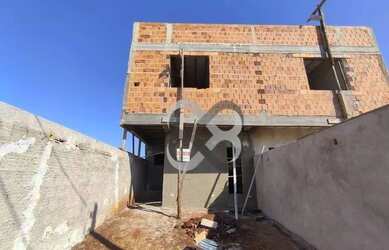 Imagem: A casa possui 3 Dormitórios, 2 Banheiros, 2 Vagas na garagem