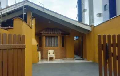 Imagem: A casa possui 2 Dormitórios, 2 Vagas na garagem e está localizado