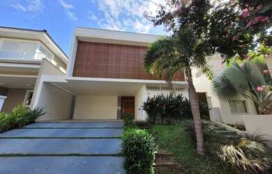 Imagem: A casa em condomínio possui 4 Dormitórios, 5 Banheiros, 4