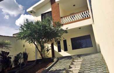 Imagem: A casa possui 3 Dormitórios, 2 Banheiros, 3 Vagas na garagem