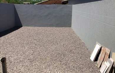 Imagem: A casa possui 3 Dormitórios, 1 Banheiro, 1 Vaga na garagem