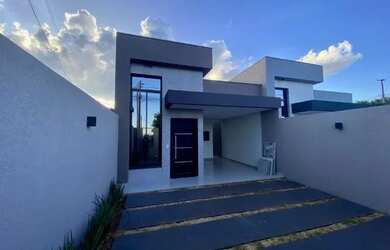 Imagem: A casa possui 3 Dormitórios, 3 Banheiros, 3 Vagas na garagem