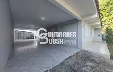 Imagem: A casa possui 3 Dormitórios, 2 Banheiros, 5 Vagas na garagem