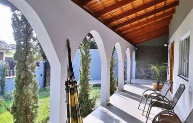 Imagem: A casa possui 3 Dormitórios, 3 Banheiros, 2 Vagas na garagem