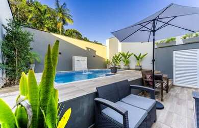 Imagem: A casa possui 3 Dormitórios, 3 Banheiros, 2 Vagas na garagem