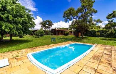 Imagem: A casa em condomínio possui 4 Dormitórios, 4 Banheiros, 2