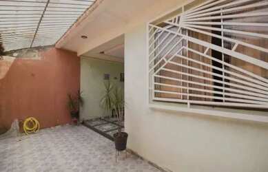 Imagem: A casa possui 3 Dormitórios, 2 Banheiros, 2 Vagas na garagem