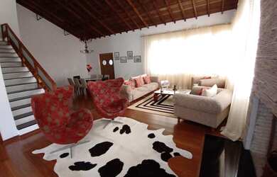 Imagem: A casa possui 3 Dormitórios, 4 Banheiros, 2 Vagas na garagem