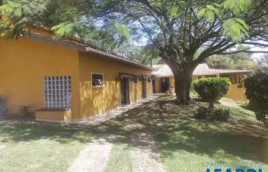 Imagem: A casa em condomínio possui 4 Dormitórios, 4 Banheiros, 4