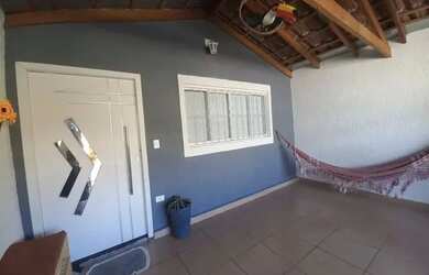 Imagem: A casa possui 3 Dormitórios, 2 Banheiros, 3 Vagas na garagem