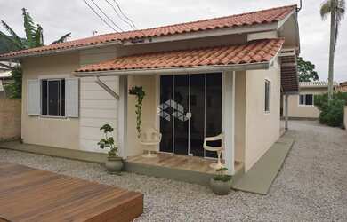 Imagem: A casa possui 3 Dormitórios, 3 Banheiros, 2 Vagas na garagem