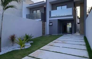 Imagem: A casa possui 3 Dormitórios, 3 Banheiros, 4 Vagas na garagem