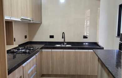 Imagem: A casa possui 3 Dormitórios, 2 Banheiros, 1 Vaga na garagem