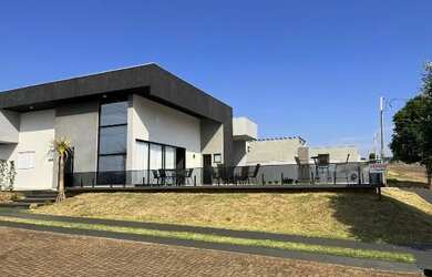 Imagem: A casa em condomínio possui 4 Dormitórios, 5 Banheiros, Imóvel