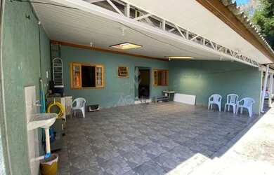 Imagem: A casa possui 3 Dormitórios, 1 Banheiro, 3 Vagas na garagem