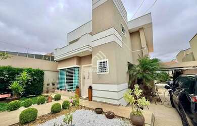 Imagem: A casa possui 3 Dormitórios, 4 Banheiros, 5 Vagas na garagem