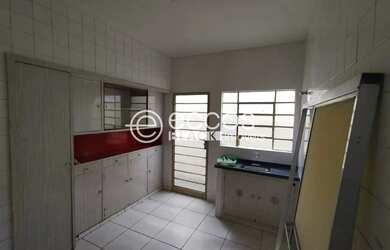 Imagem: A casa possui 3 Dormitórios, 2 Banheiros, 200m² de Área e