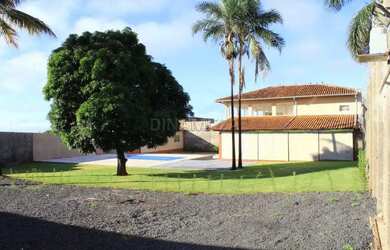 Imagem: A casa possui 5 Dormitórios, 5 Banheiros, 4 Vagas na garagem