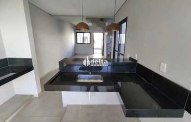 Imagem 6: Casa com 3 suítes disponível para locação no bairro Bosque dos Buritis...