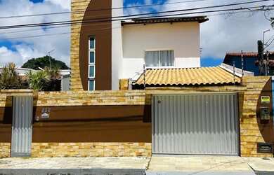 Imagem: A casa possui 3 Dormitórios, 3 Banheiros, 2 Vagas na garagem