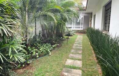 Imagem: A casa possui 3 Dormitórios, 4 Banheiros, 4 Vagas na garagem