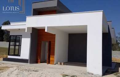 Imagem: A casa possui 3 Dormitórios, 3 Banheiros, 4 Vagas na garagem