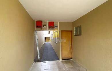 Imagem: A casa possui 3 Dormitórios, 2 Banheiros, 2 Vagas na garagem