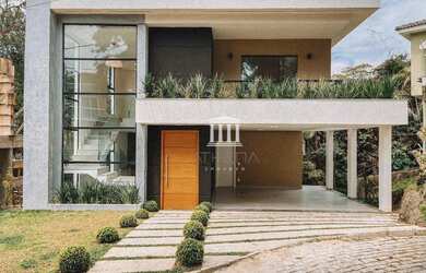 Imagem: A casa em condomínio possui 4 Dormitórios, 4 Banheiros, 2