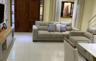 Imagem: A casa possui 4 Dormitórios, 3 Banheiros, 2 Vagas na garagem