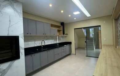 Imagem: A casa possui 3 Dormitórios, 4 Banheiros, 2 Vagas na garagem