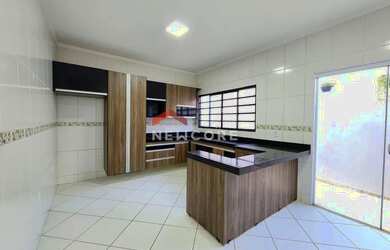 Imagem: A casa possui 2 Dormitórios, 2 Banheiros, 2 Vagas na garagem