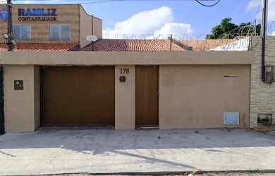 Imagem: A casa possui 3 Dormitórios, 3 Banheiros, 2 Vagas na garagem