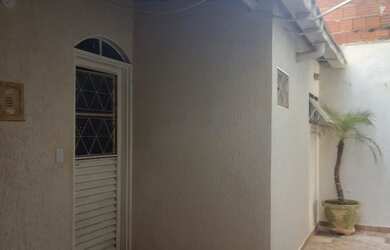 Imagem: A casa possui 1 Dormitório, 1 Banheiro e está localizado