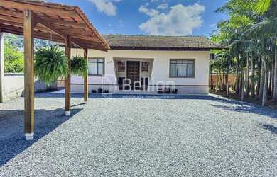 Imagem: A casae possui 4 Dormitórios, 1 Banheiro, 1 Vaga na garagem