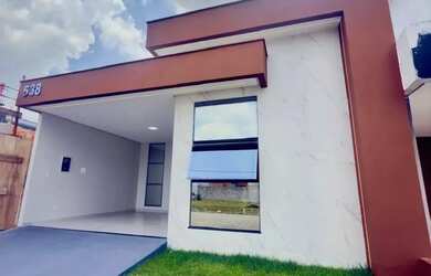 Imagem: A casa possui 3 Dormitórios, 3 Banheiros, 2 Vagas na garagem