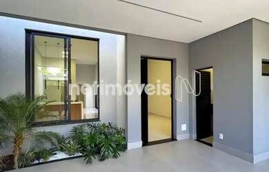 Imagem: A casa possui 3 Dormitórios, 3 Banheiros, 4 Vagas na garagem